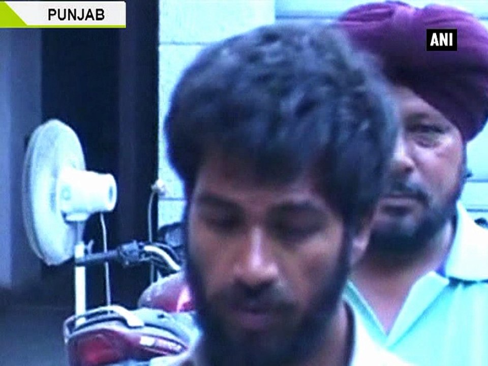 Pakistani national held for smuggling drugs across border