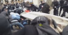 Violents affrontements entre manifestants et CRS devant le théâtre de l’Odéon (vidéo)
