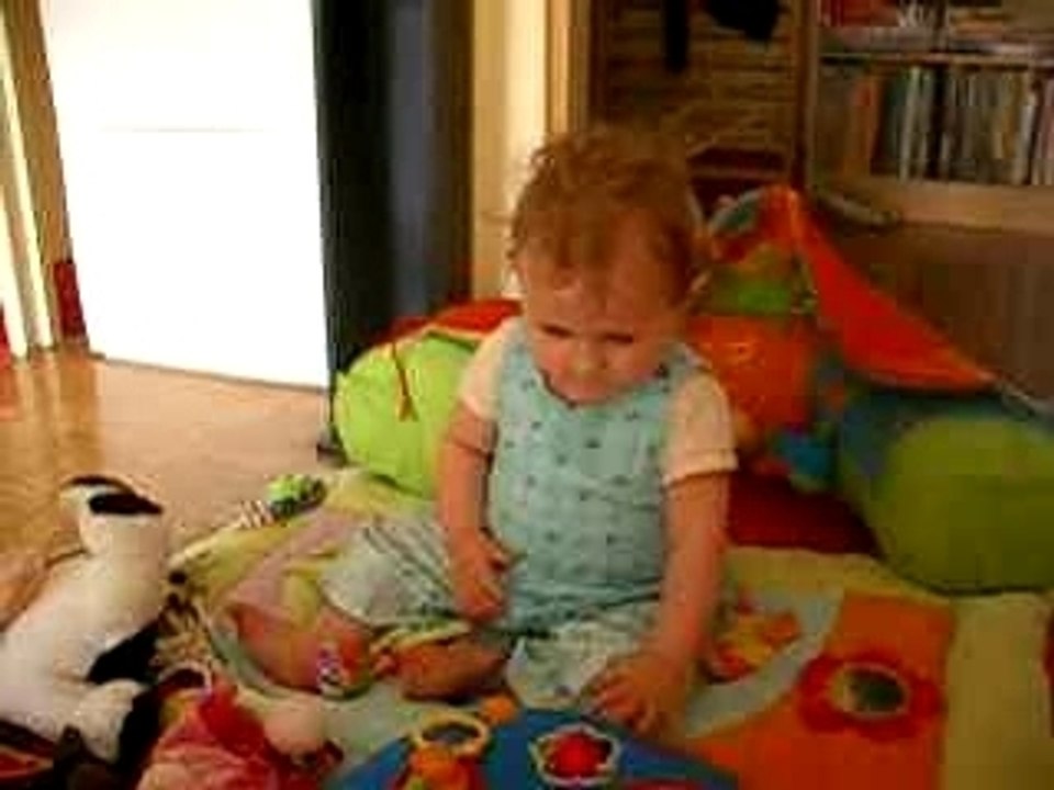 Maëlle tape dans ses mains