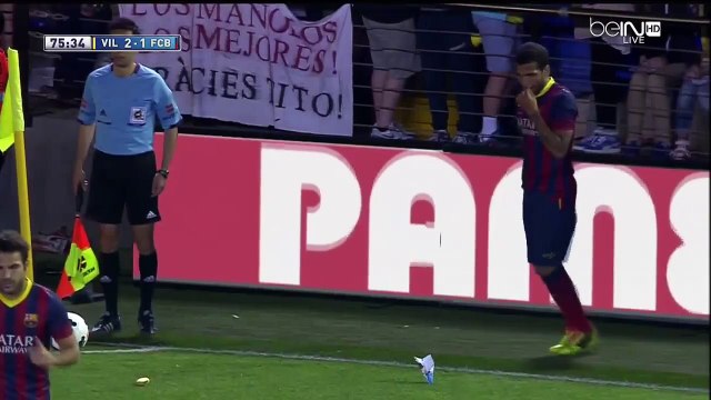 Villarreal - FC Barcelone : Daniel Alves mange une banane