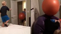Il propulse son petit frère contre le mur avec un ballon de yoga !
