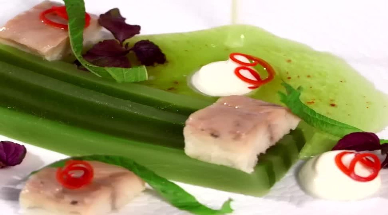 Terrine de concombre à la menthe accompagnée de morceaux d'anguille et sa crème yogourt citronnée par Hélène Darroze