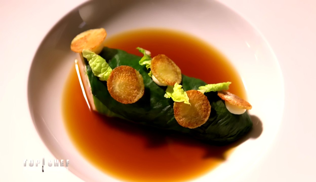 Poulet farci, laitue  et consommé de pommes de terre brulées par Philippe Etchebest