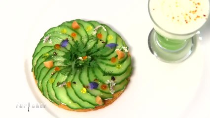 Tarte au concombre accompagnée d'un jus au concombre et son écume de fromage blanc par Michel Sarran