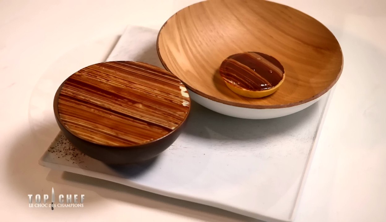 Tartelette mousse au chocolat fumé et glace au bois par Emmanuel Renaut