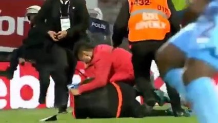 Un arbitre se fait frapper par un spectateur en plein match de football