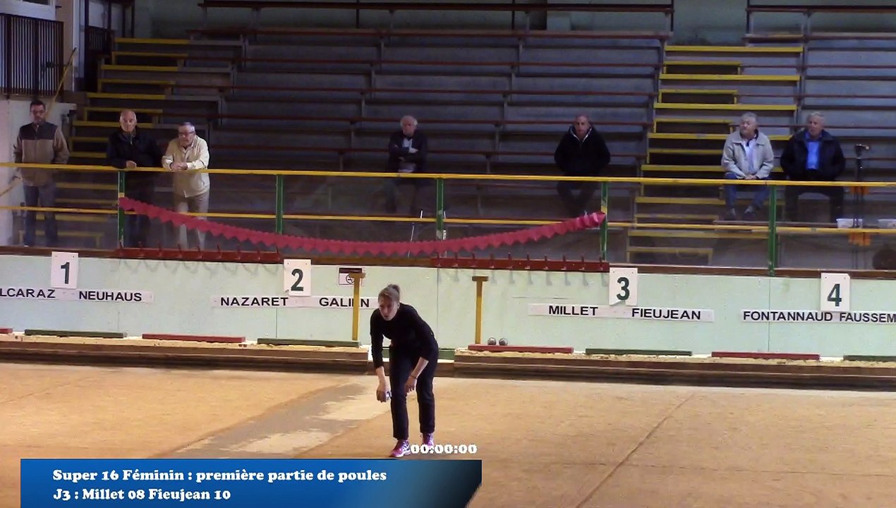 Gaëlle Millet, deux points avec une boule pour conclure la partie, septième étape du Super 16 Féminin, Sport Boules, Villefranche-sur-Saône 2016