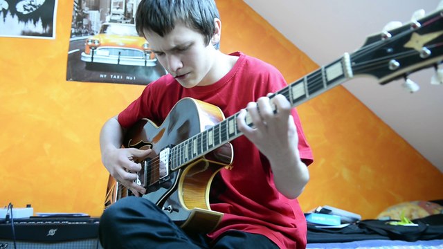 Petite demonstration des talents de guitariste d'Augustin avant son concert à La Cartonnerie de Reims