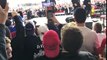 Meeting de Donald trump : un protestataire tente de monter sur la scène
