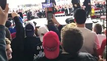Meeting de Donald trump : un protestataire tente de monter sur la scène