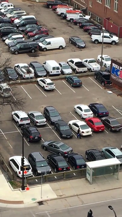 12 minutes de galère pour se garer... Très mauvais conducteur