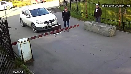 Femme en voiture VS barrière. Pas commode la demoiselle