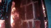 Un pompier courageux essaie d'éteindre déseperement le feu dans cette maison