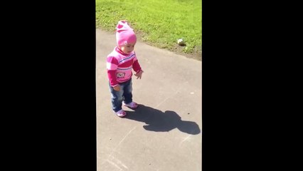 Девочка Боится своей  тени прикол