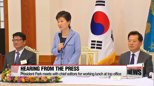 President Park meets with editors-in-chief for working lunch at top office
