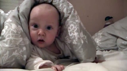 Козявка в домике и не спит. Прикольный ребенок.