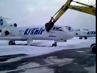 Viré, il détruit un avion à 5 millions avec sa pelleteuse