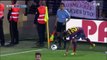 Un joueur du FC  Barcelone mange une banane qu'on lui a jeté sur le terrain