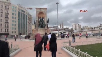 Taksim'de Yağmur Altında Dünya Pilotlar Günü Töreni