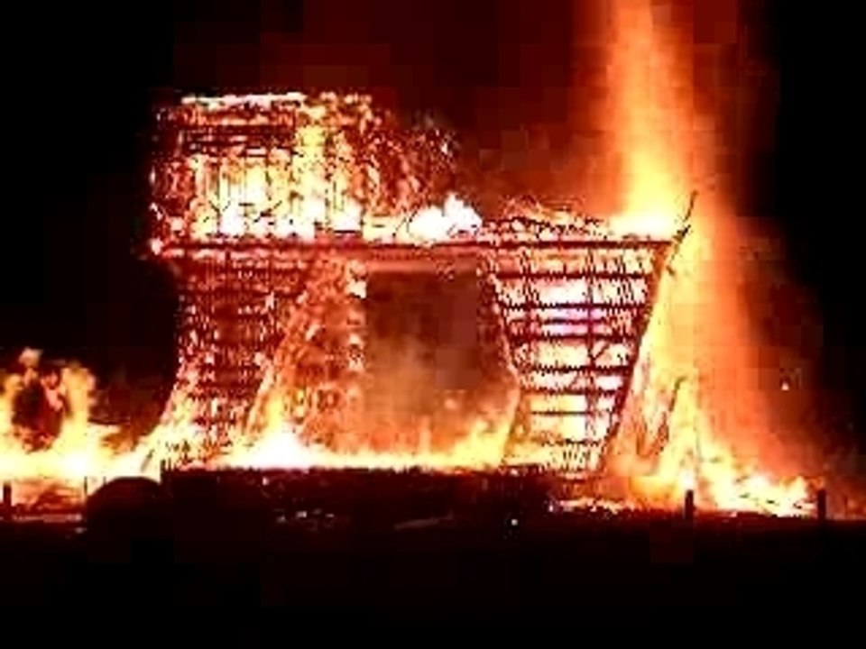 cheval en feu --- pompier---