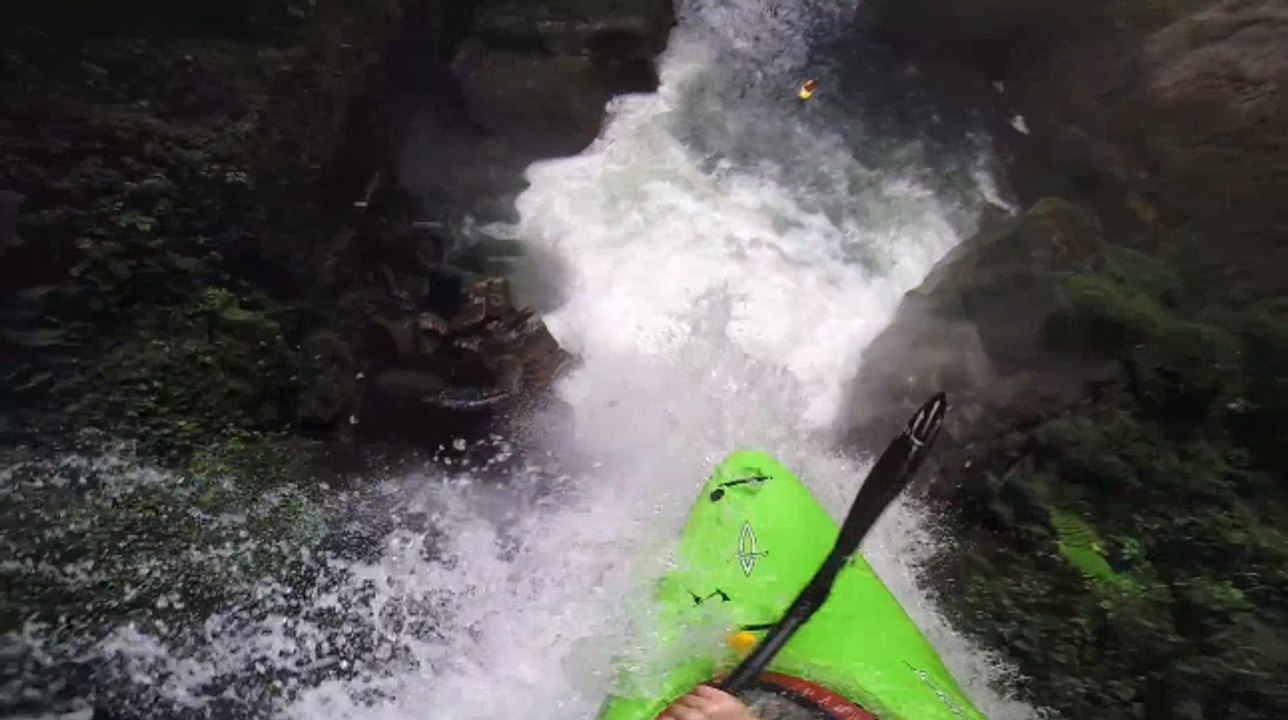 Un kayak chute dans une cascade de 20 mètres de haut