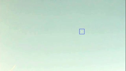 Três objetos voando em padrão triangular: