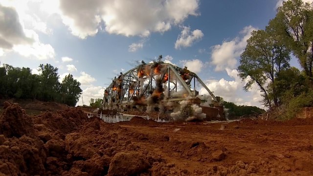 Explosion d'un pont métalique en super slow-motion !
