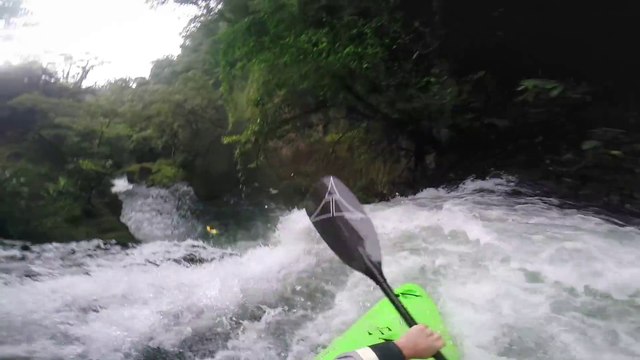 Il saute une cascade de 18m en Kayak !