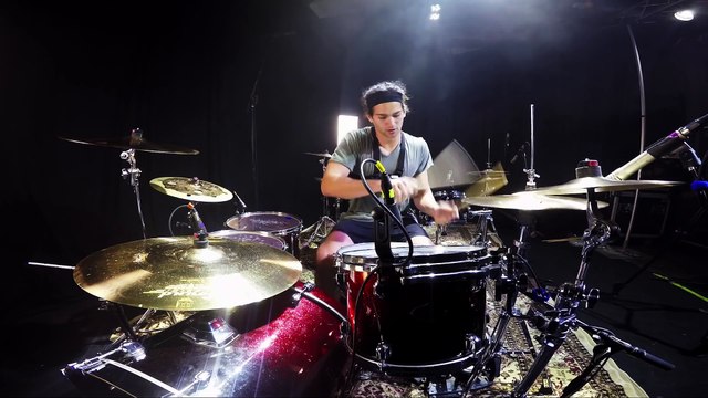 Ce batteur fait un backflip entre deux batterie en plein solo !