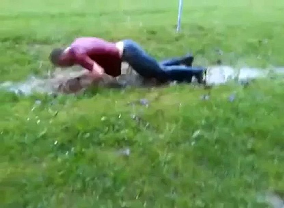 Ils s'amusent comme des enfants dans des flaques d'eau