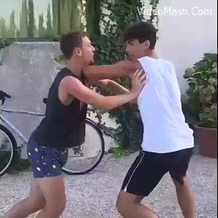 How Boys Fight Vs How Girls Fight - Very Funny(videomasti.com)