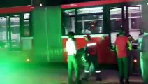 Dekhiye Hamarai Awam Metro Ke Liye Kis Tarah Pagal Ho Rahi Hai - [FullTimeDhamaal]