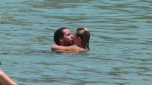 Margot Robbie y su novio muy cariñosos en St. Barts