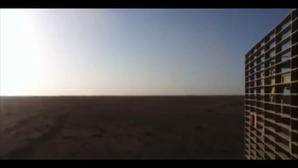 Une massive onde de choc frappe de plein fouet la caméra d'un militaire