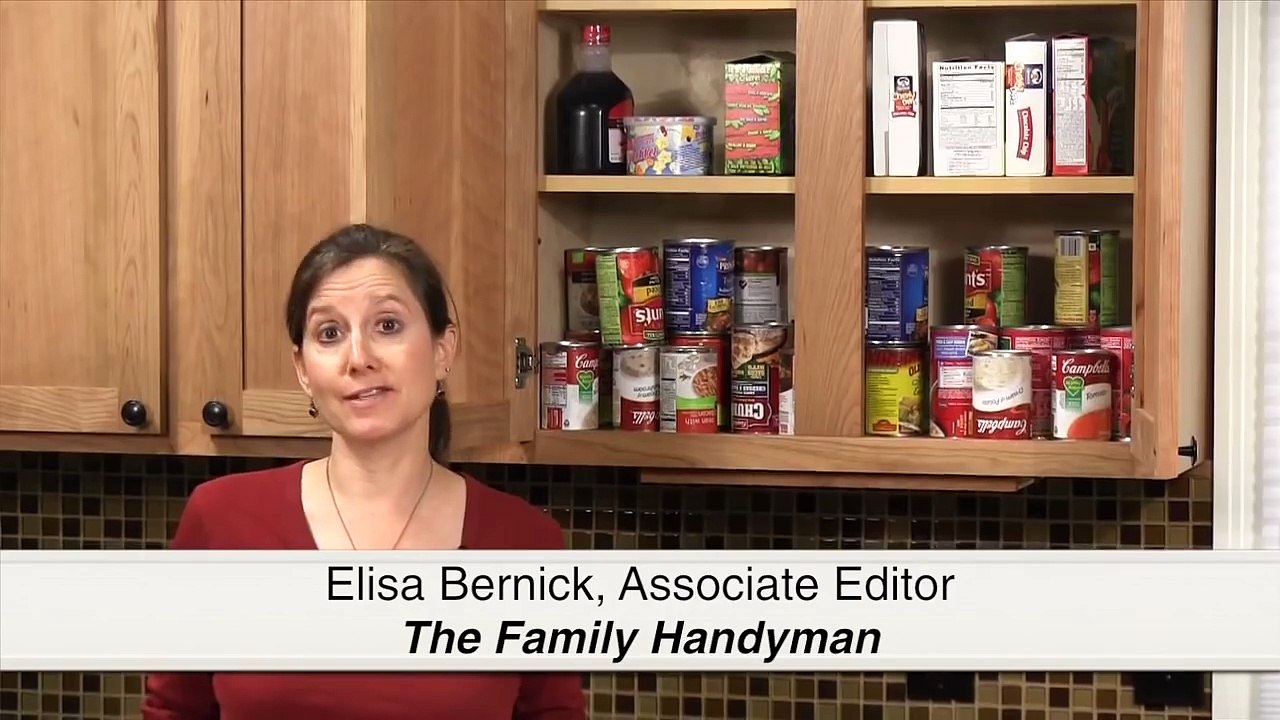 Les armoires de sa cuisine sont un vrai bordel, jusqu'à ce qu'elle ait cette brillante idée!