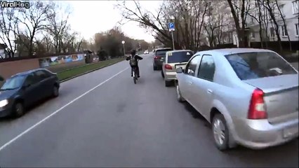 Quand tu te prends une barre de fer dans la roue en moto. Grosse gamelle