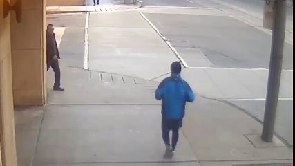 Hardcore, un schizophrène en pleine crise dans les rues de Toronto qui poignarde aléatoirement les gens qu''il croise...