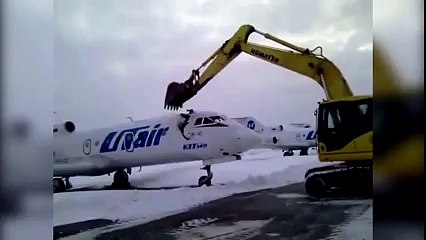 İşten Atılan İşçi Kepçeyle Uçağı Parçaladı