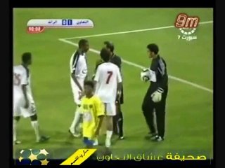 Download Video: ركلة الجزاء المعادة في مباراة التعاون والرائد من اللاعب طلال المشعل بصوت المعلق محمد المسرحي