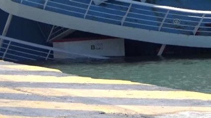 Pire Limanı'ndaki Gemi Yan Yattı - Atina