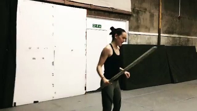 STAR WARS 8 : Daisy Ridley shows her new lightsaber skills
