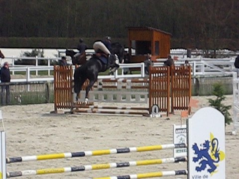 Ambre d'Elincourt en CSO 6 ans Compiègne 12 avril 2016