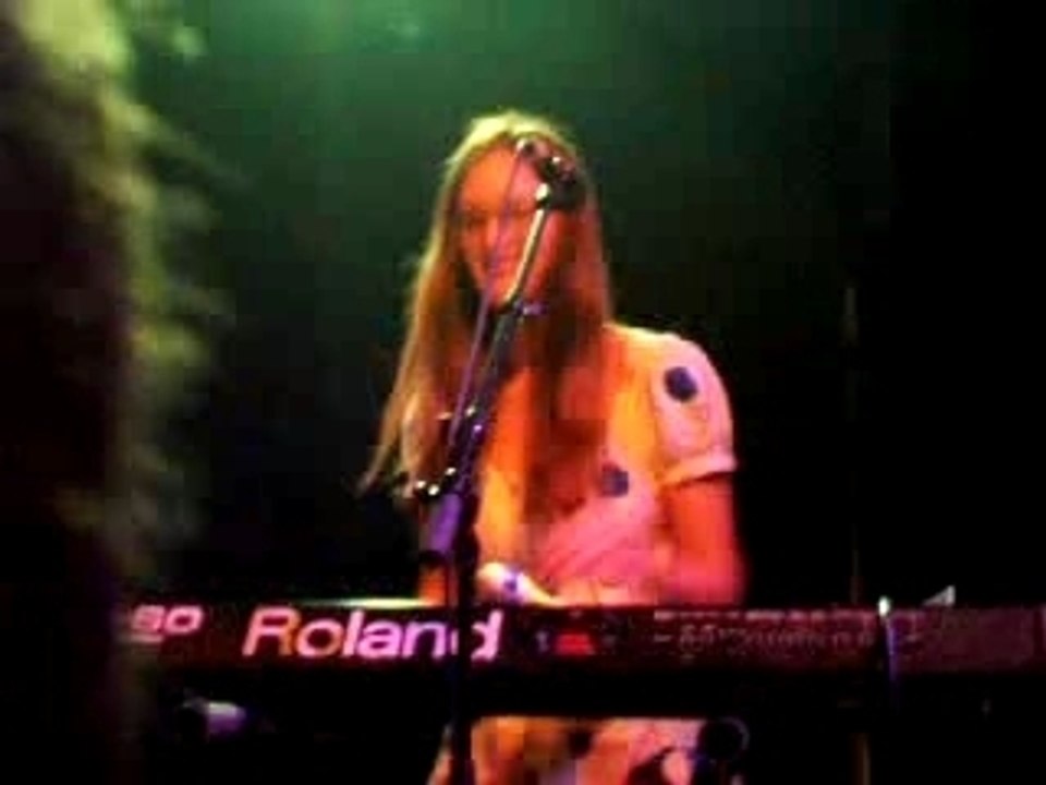 Au Revoir Simone @ Paris (Trabendo) Sad Song 1/3