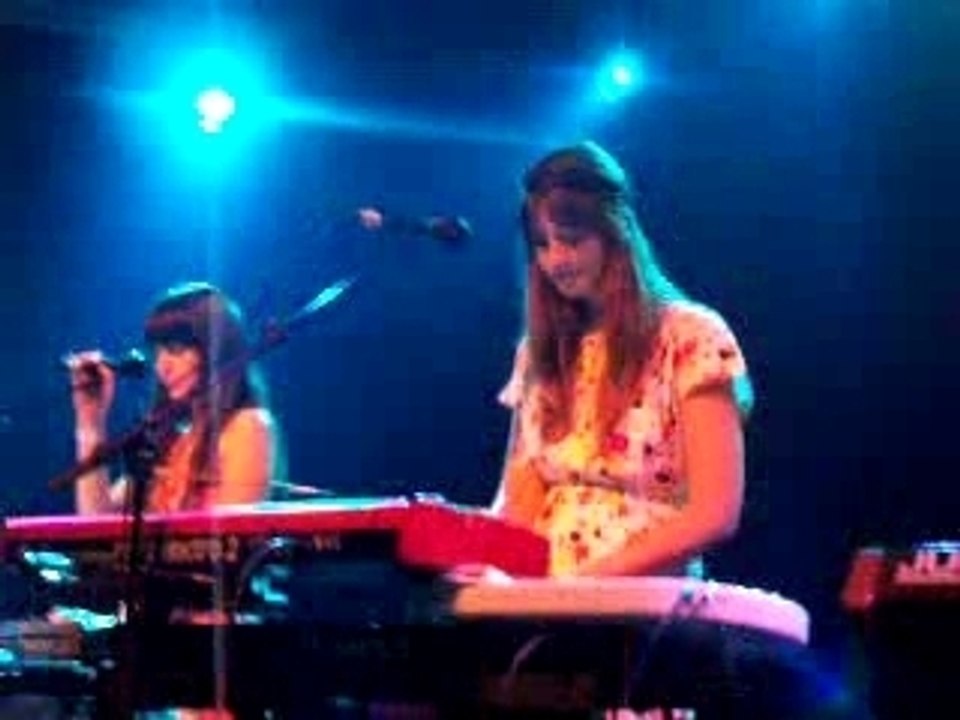 Au Revoir Simone @ Paris (Trabendo) Sad Song 2/3