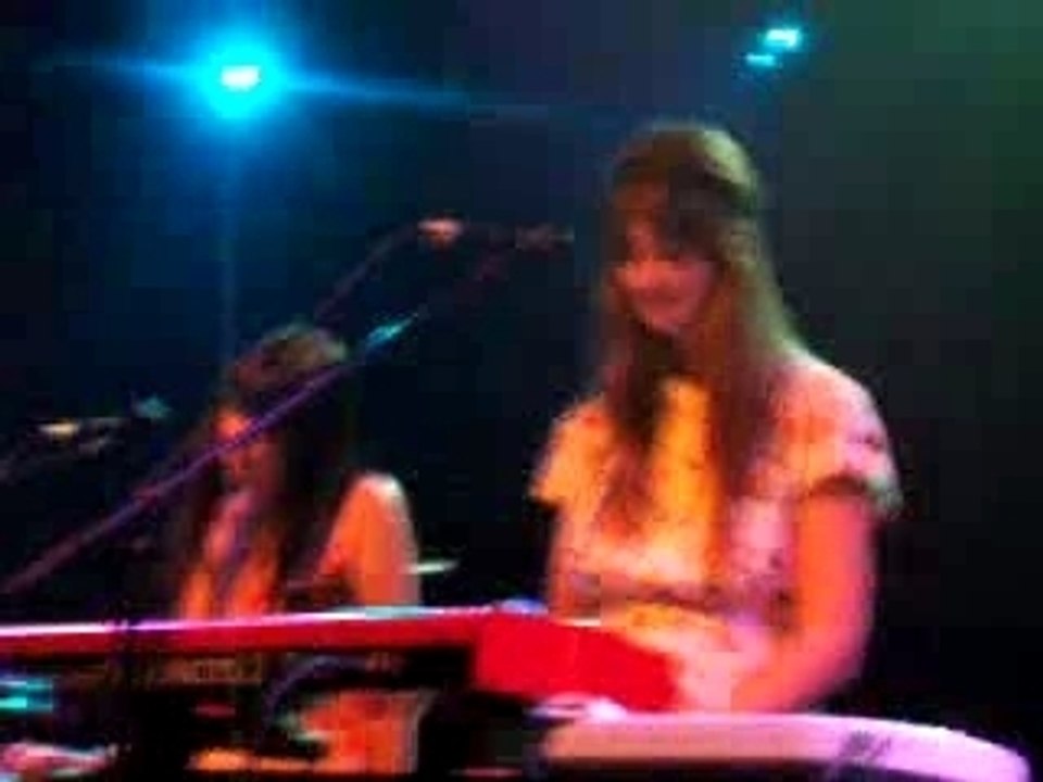 Au Revoir Simone @ Paris (Trabendo) Sad Song 3/3