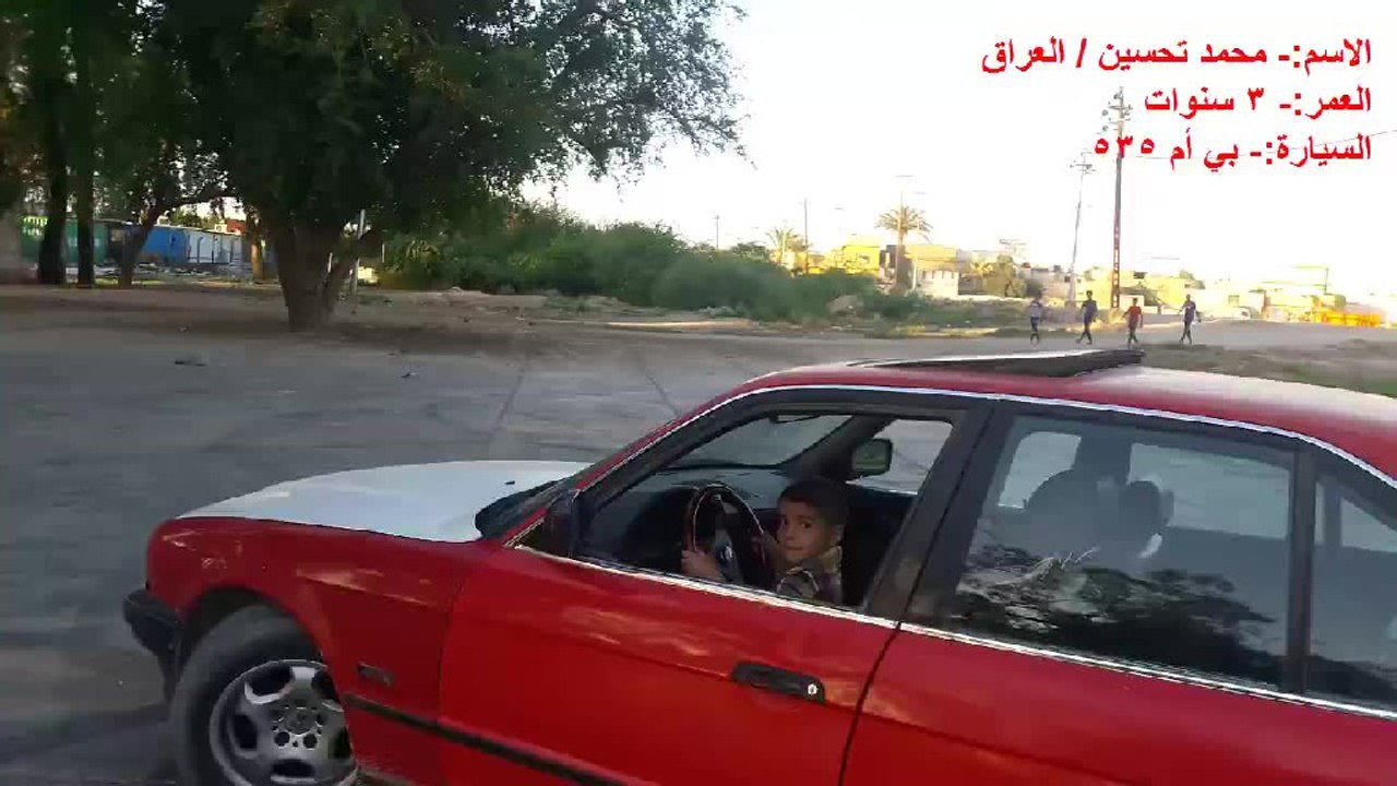 Un enfant de 3 ans fait du drift