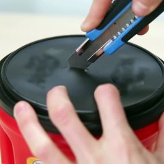 Elle coupe un rouleaux de papier essuie-tout en 2! Elle économise beaucoup de sous avec son astuce!