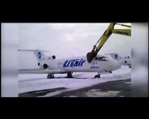 İşten atılan havalimanı çalışanı kepçeyle uçağı parçaladı