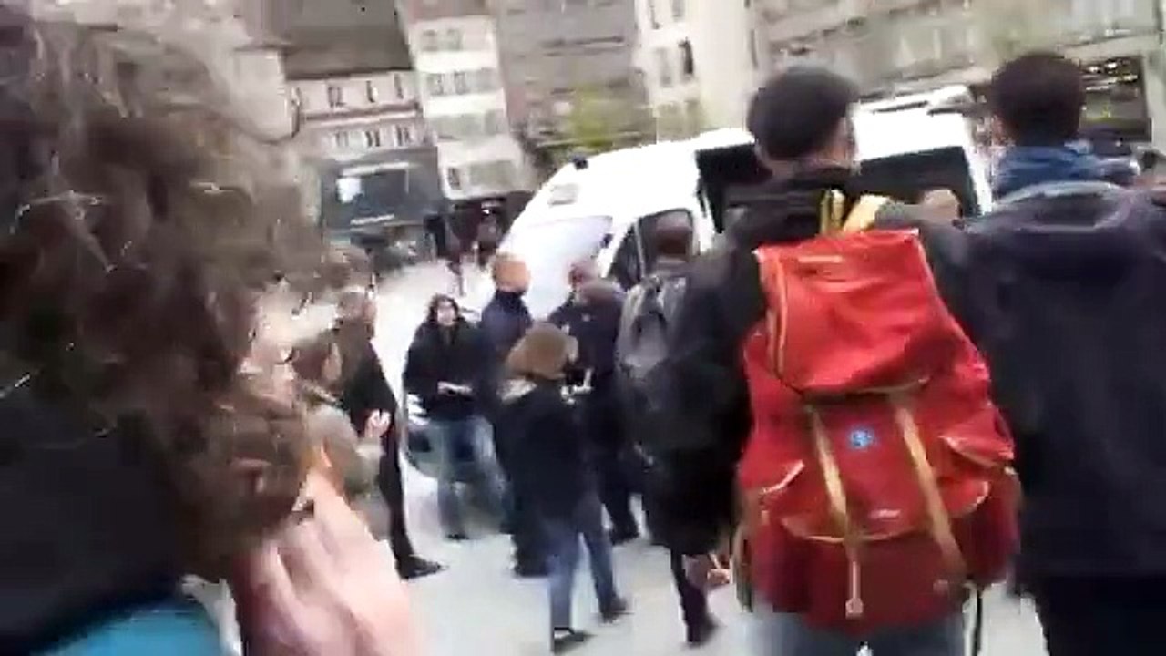 Des militaires viennent au secours de policiers attaqués par des manifestants à Strasbourg