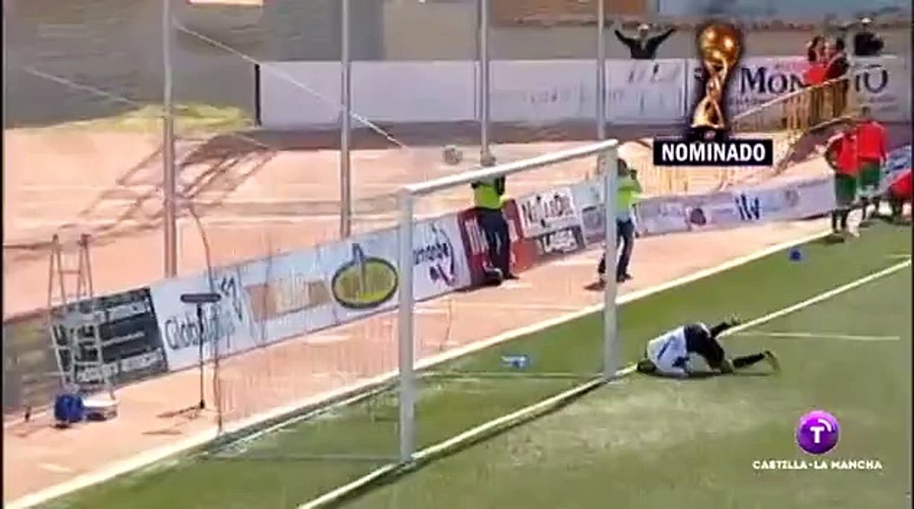 Un joueur de foot fait une bicyclette majestueux de 30 mètres !